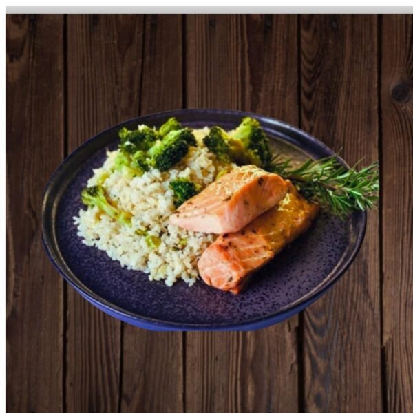 🐟 Salmão Grelhado com Brócolis – Leve & Sofisticado